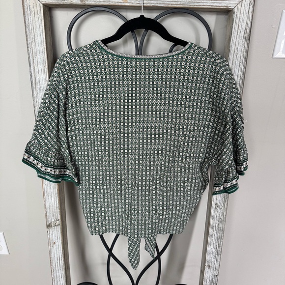 Max Studio Green Patterned 100% Rayon Women's Tie Front Top Size Small - Picture 3 of 9